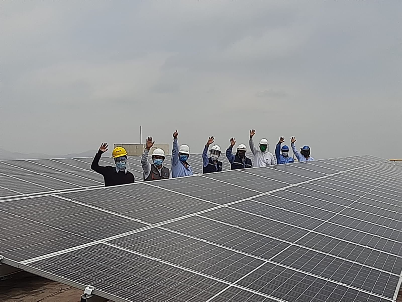 Equipo de técnicos especializados en energía solar ICR